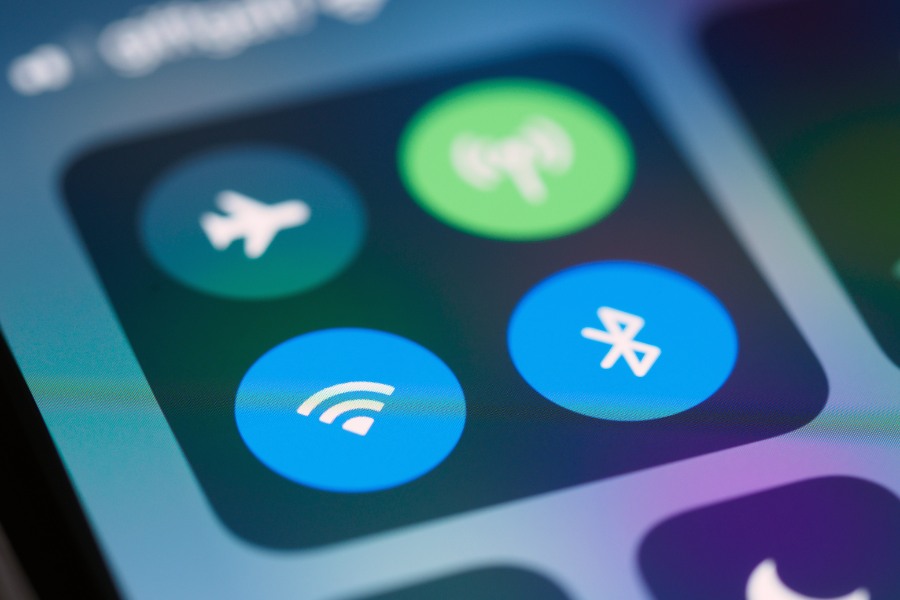 movil con los iconos avion, conexión, wifi y bluetooth
