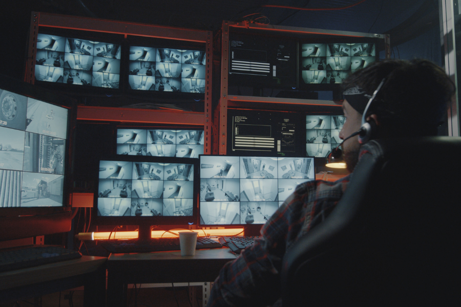 Los riesgos del hackeo de cámaras de vigilancia para la seguridad infantil.