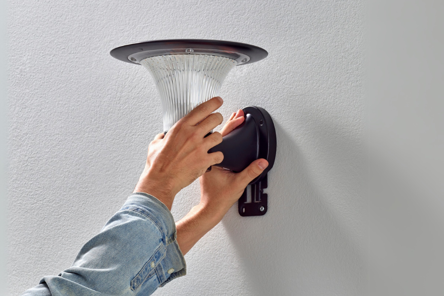 Cómo instalar un aplique solar exterior para iluminar tu jardín de forma eficiente