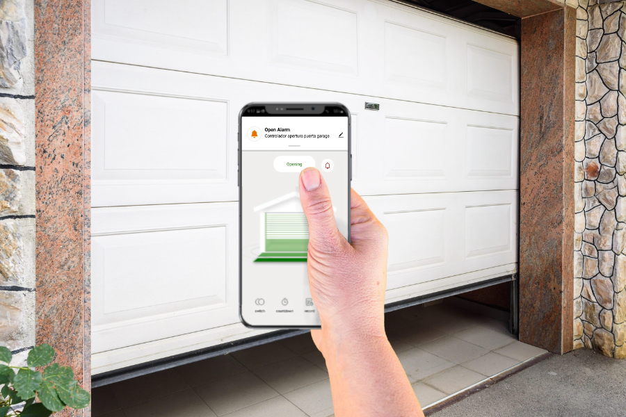 hombre controlando la puerta del garaje desde su móvil