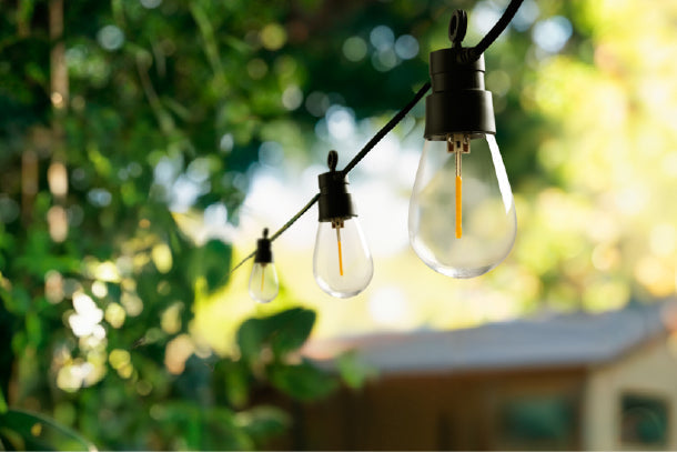 Iluminación solar para patios que transforman tu espacio exterior