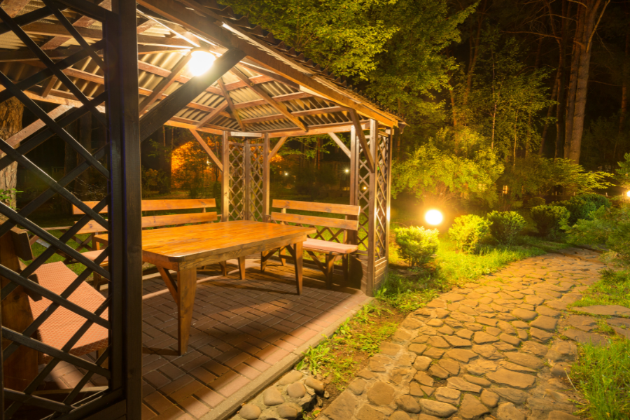 ¿Qué tener en cuenta al comprar un foco solar exterior potente? Potencia, sensores y autonomía