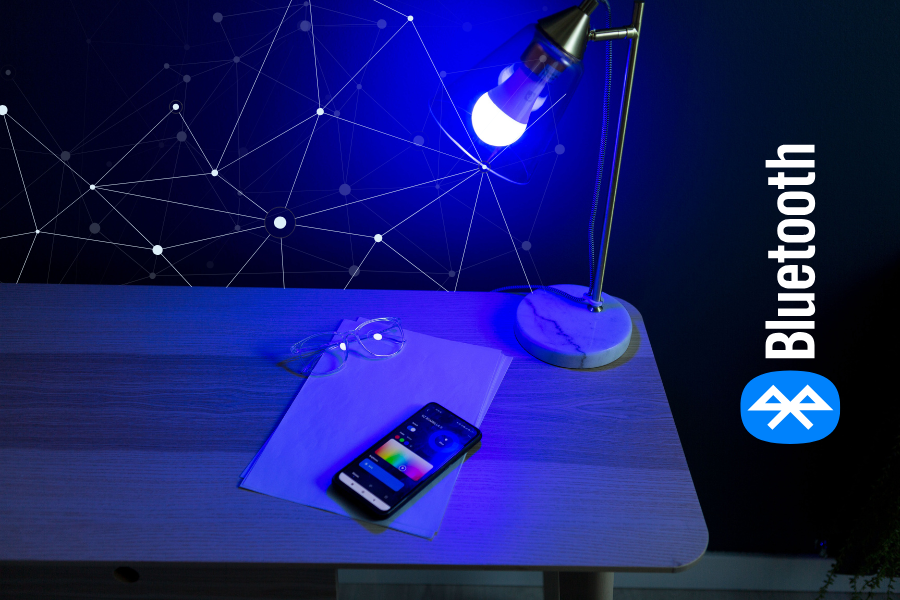 lampara de mesa con bombilla de luz azul y un móvil que cambia el color de la luz