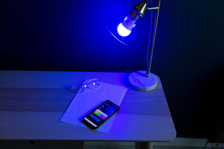 ¿Cómo funcionan las bombillas inteligentes y por qué te ayudan a gastar menos luz?