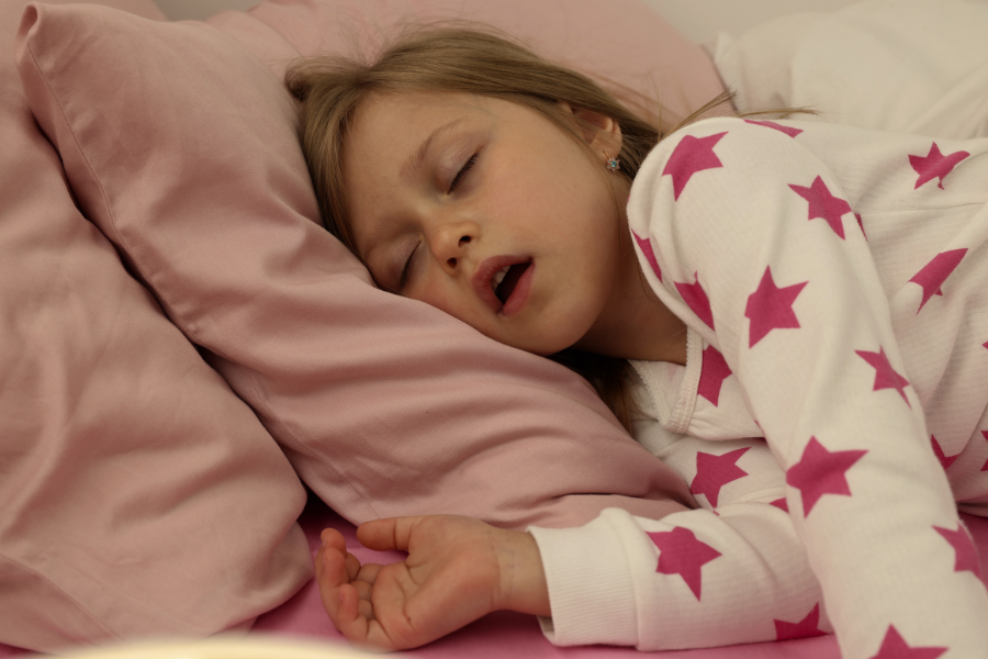 niña durmiendo con una luz quitamiedos