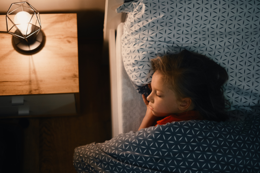 niño durmiendo con luz cálida