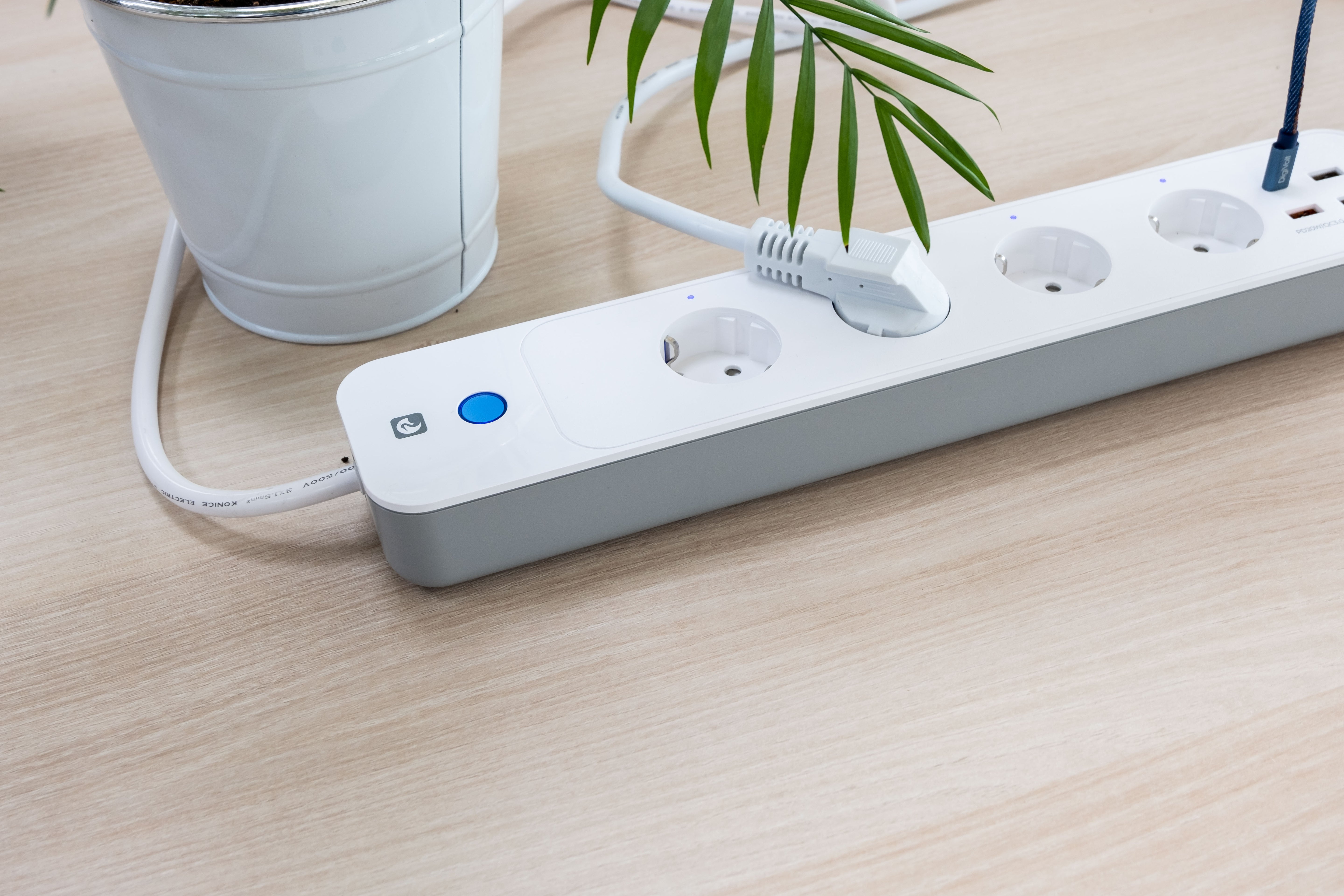 Base múltle de 4 tomas y 4 USB Wifi  16A 3680W, 1 ud