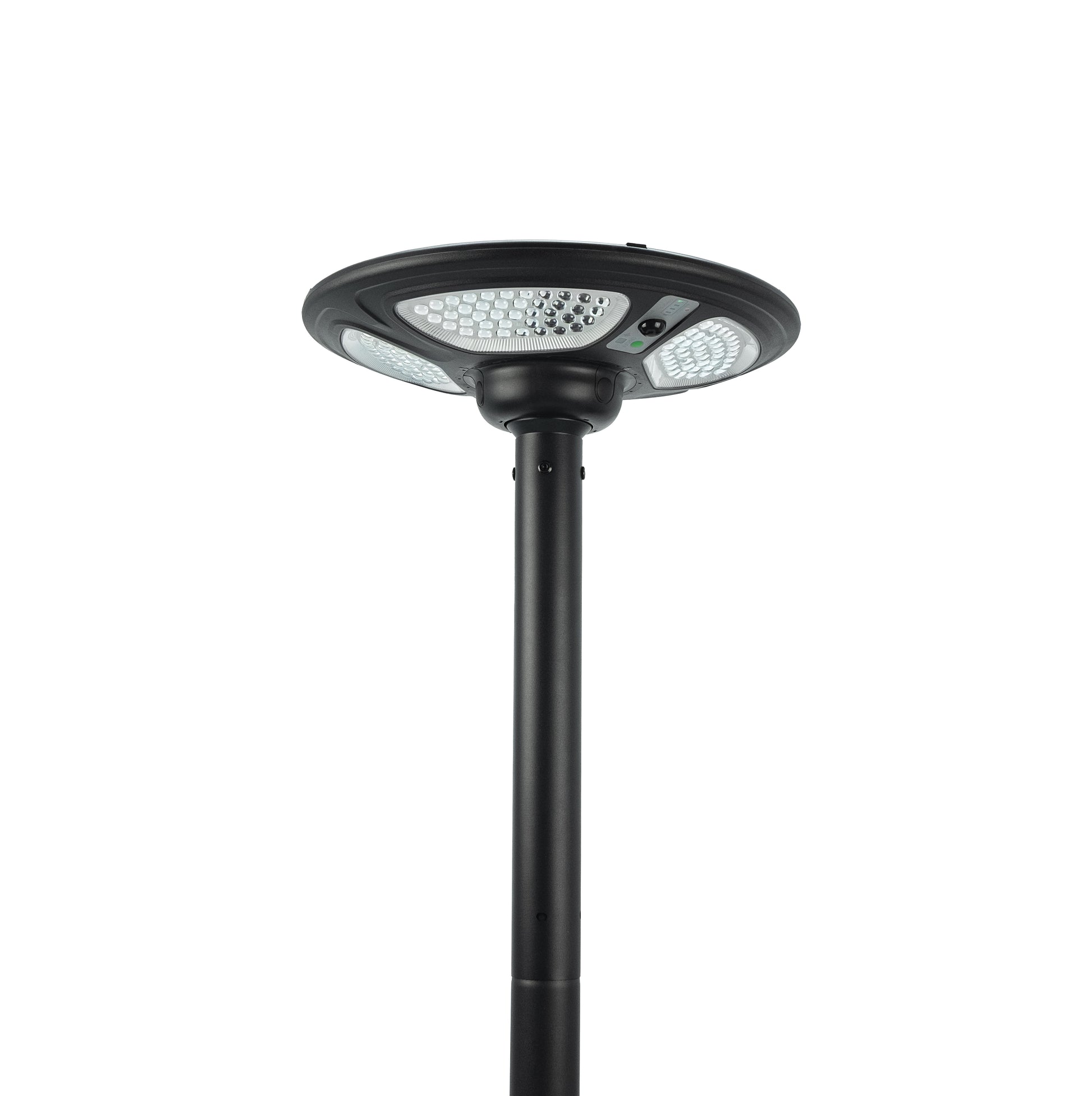 Farola solar portátil Ícaro con base rellenable: 2000 lm, sensor PIR y mando a distancia. Autonomía hasta 14h.