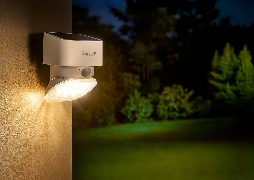 Aplique solar Atlas con luz orientable 180º - Lifestyle