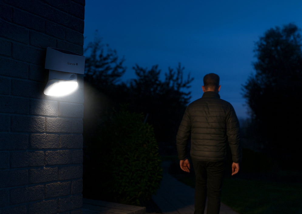 Aplique solar Atlas con luz orientable 180º - Lifestyle