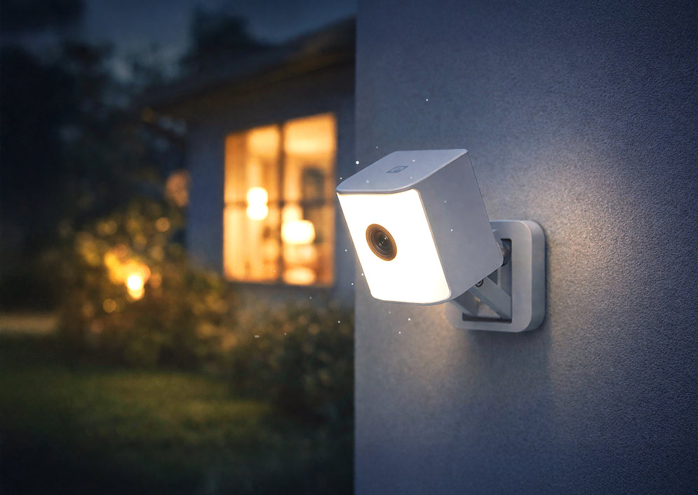 Aura - Cámara de Vigilancia WiFi Exterior con Aro de Luz - Lifestyle