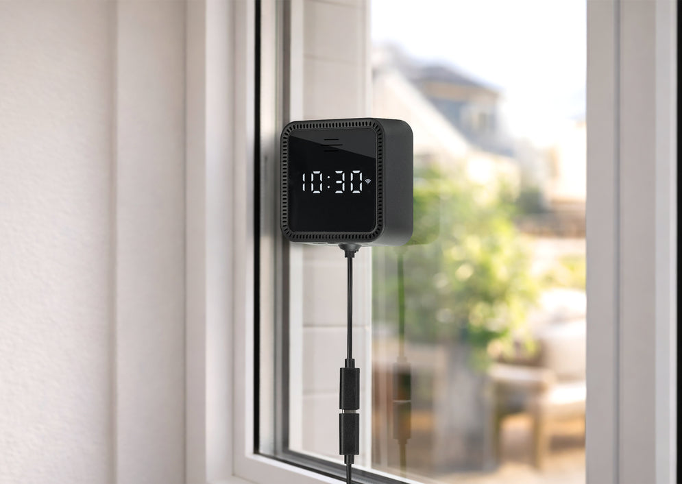 Vesper - Cámara de Vigilancia WiFi para Ventana con Reloj Digital - Lifestyle